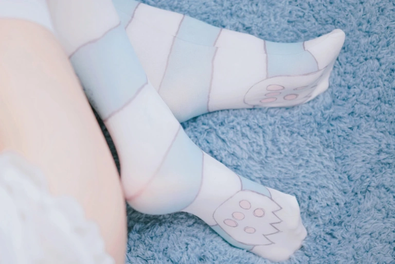 《足控必备（白丝）》｜眼酱大魔王w · 15张写真