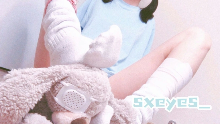《T恤白丝》｜眼酱大魔王w · 10张写真