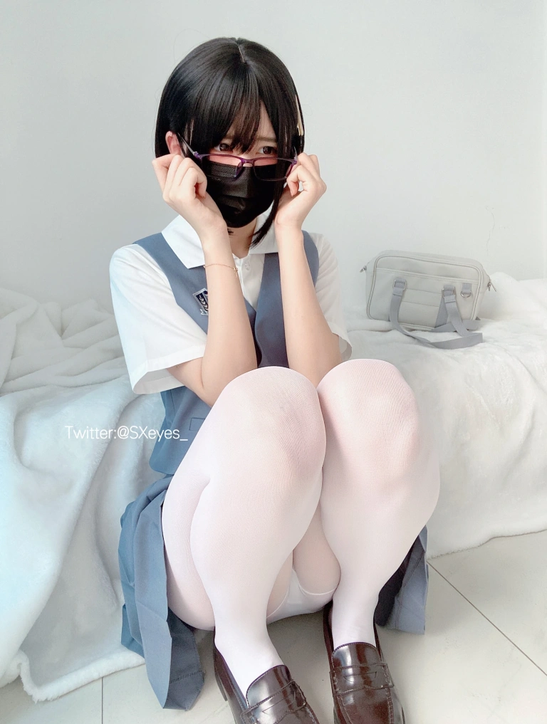 《Fantia 2022年01月会员合集》｜眼酱大魔王w · 12张写真