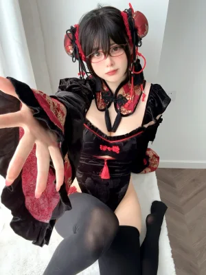《Fantia 2025年10月会员合集》｜眼酱大魔王w · 31张写真、1 个视频