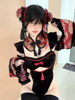 《Fantia 2025年10月会员合集》｜眼酱大魔王w · 31张写真、1 个视频