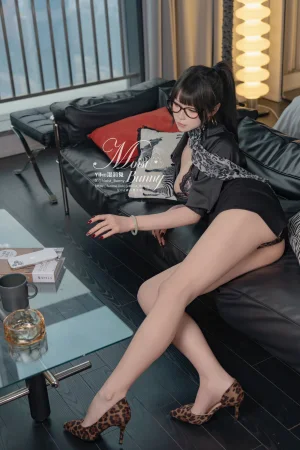 《总裁攻略 [145P1V-1.76GB]》｜Yiko湿润兔 · 145张写真、1 个视频
