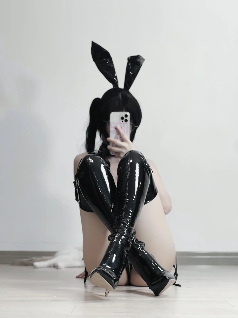 《Patreon 黑漆皮高跟兔女郎》｜幼愛Youmeko · 29张写真