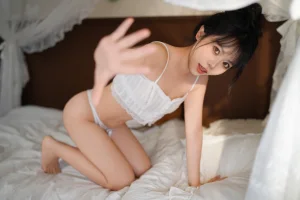《白色吊带》｜洛城雪Yuki · 26张写真