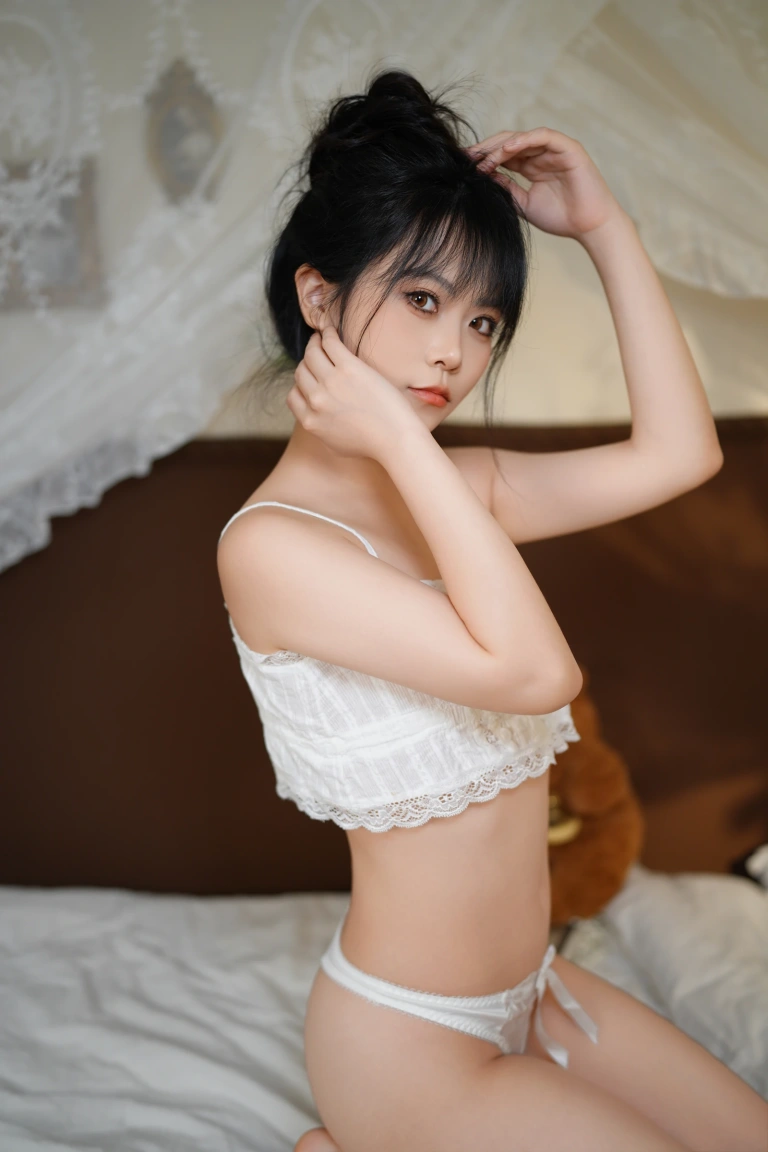 《白色吊带》｜洛城雪Yuki · 26张写真